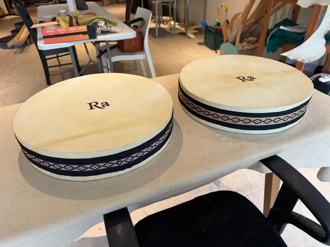 Dos Tambores Oceánicos recién terminados sobre la mesa del taller