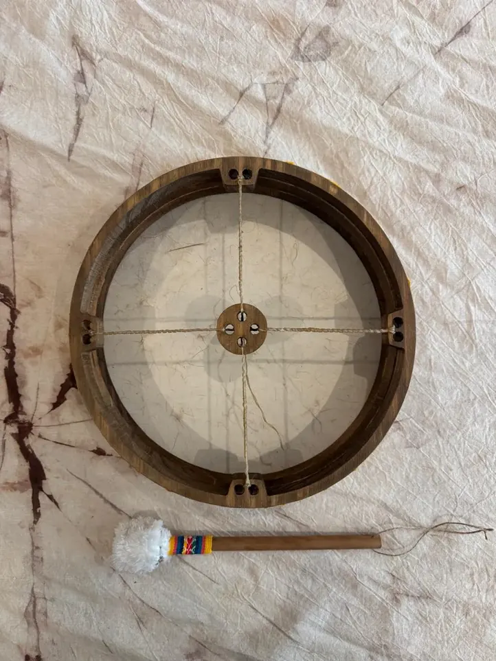 Reverso de un Tambor TUM visto desde arriba, con la cruz de tientos y el disco