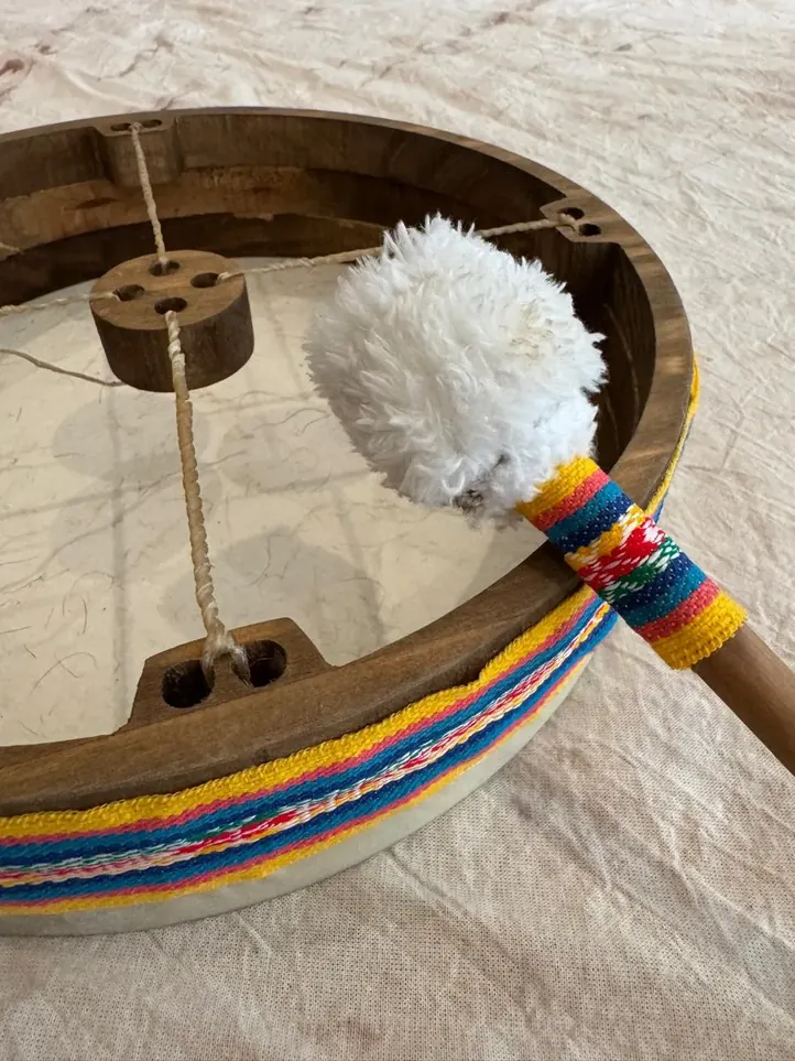 Reverso de un Tambor TUM con el disco de madera al centro y faja tejida de colores
